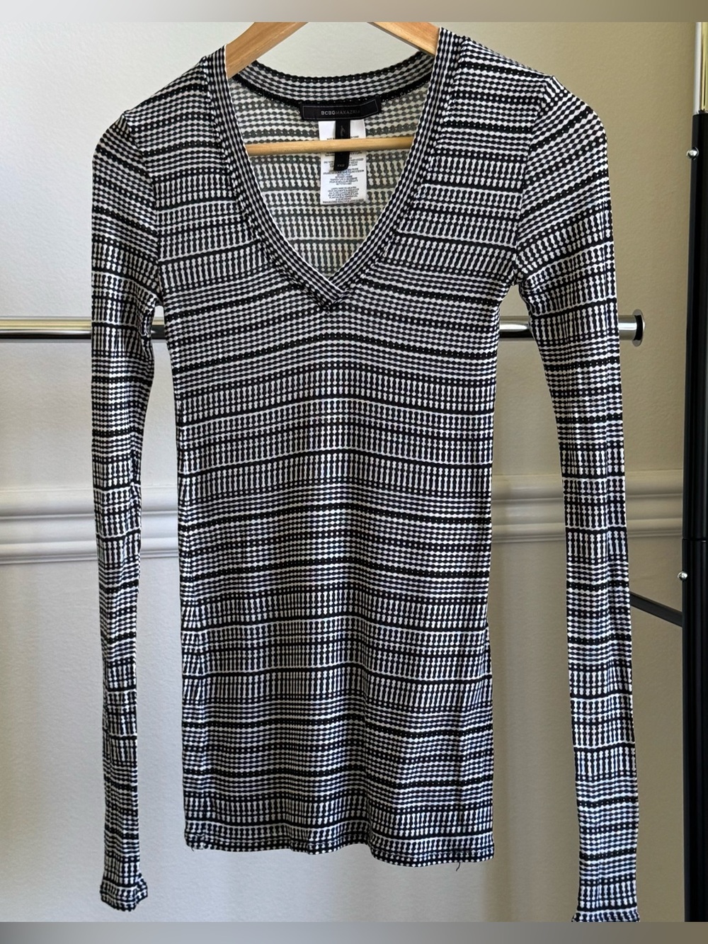 BCBG MaxAzria Long Sleeves Top Black & White patter XXS Modal Pre-Owned